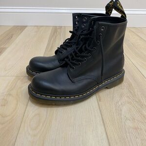 Dr Doc Martens Black Smooth Leather Lace Up Boots Men's Size 9 AirWair 11822